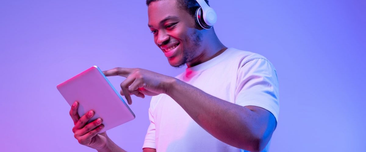 interesting-app-excited-african-american-guy-in-w-2024-10-15-23-28-15-utc-min